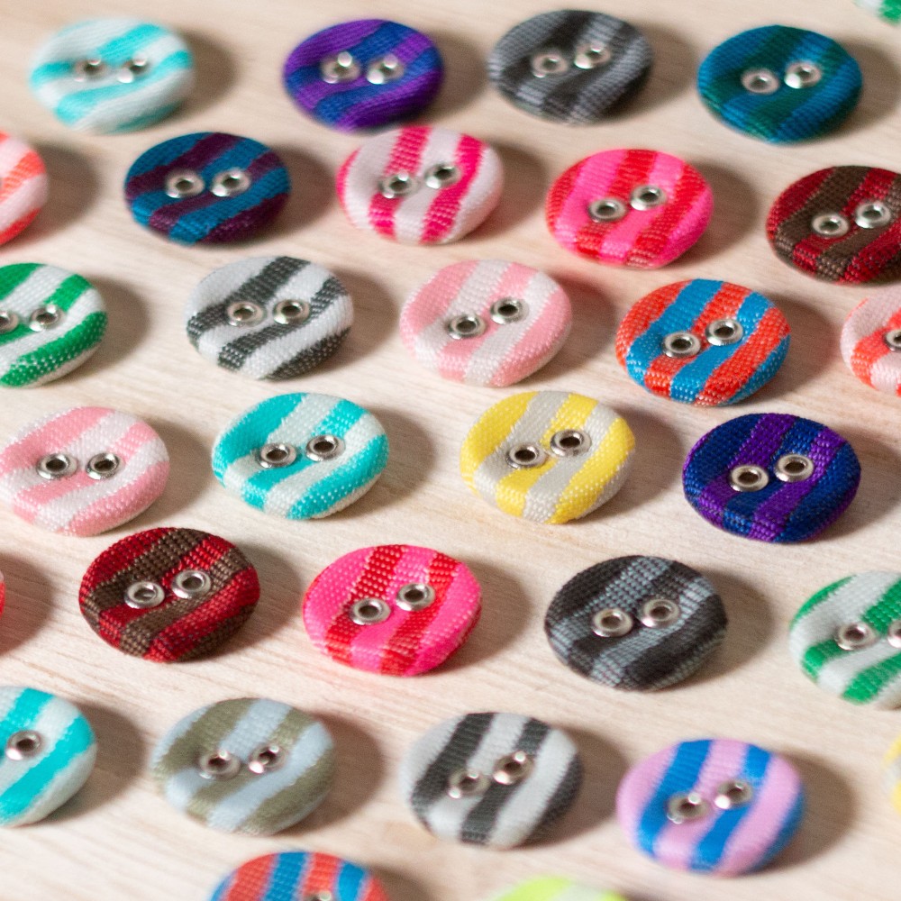 織リボンで包んだ10mmの２つ穴くるみボタン (8ケセット・全18色