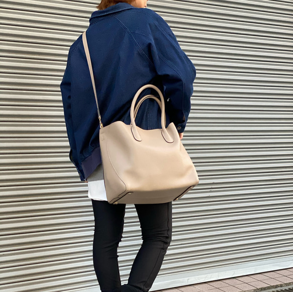 【再販】牛革製レディライクなトートバック Lサイズ・クリームベージュ 1枚目の画像