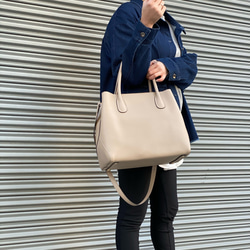 【再販】牛革製レディライクなトートバック Lサイズ・クリームベージュ 2枚目の画像
