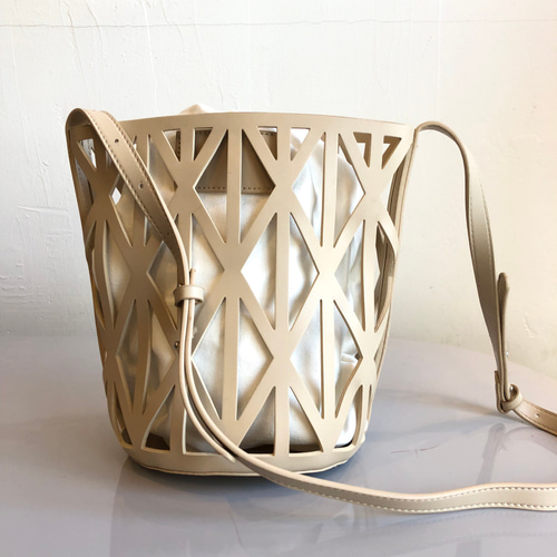 型抜きバケツ型ショルダーバッグ light beige ショルダーバッグ