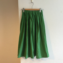 【ゆったりサイズ】ブリリアントグリーンのロングスカート 1枚目の画像