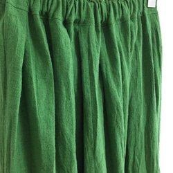【ゆったりサイズ】ブリリアントグリーンのロングスカート 3枚目の画像