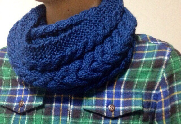 【TUTTO社 Opal 毛糸 使用】ケーブル編みのスヌード ② 手編み 4枚目の画像