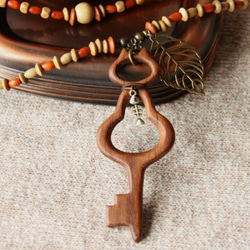 木製　猫の鍵型ネックレス #11 1枚目の画像