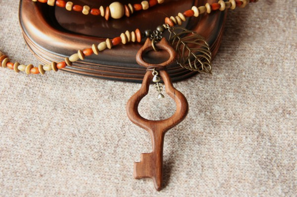 木製　猫の鍵型ネックレス #11 1枚目の画像