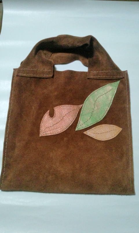 カジュアルなお出かけにレザーアップリケのバッグ