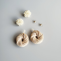 雙向耳環/耳環，帶珠子和藤條環，米白色/黑色 第2張的照片