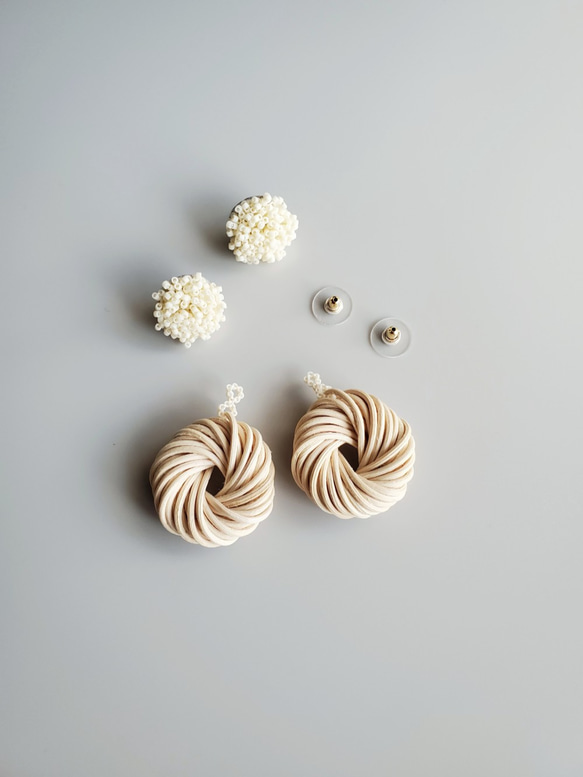 雙向耳環/耳環，帶珠子和藤條環，米白色/黑色 第2張的照片