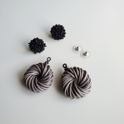 雙向耳環/耳環，帶珠子和藤條環，米白色/黑色 第3張的照片