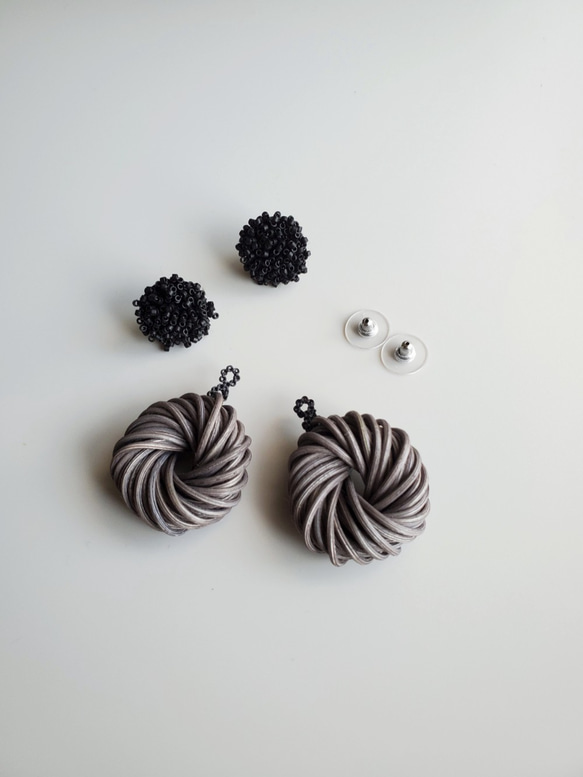 雙向耳環/耳環，帶珠子和藤條環，米白色/黑色 第3張的照片