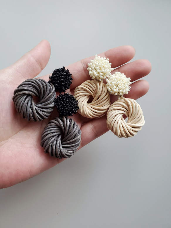 雙向耳環/耳環，帶珠子和藤條環，米白色/黑色 第1張的照片