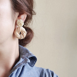 雙向耳環/耳環，帶珠子和藤條環，米白色/黑色 第4張的照片