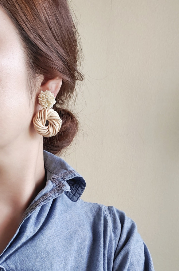 雙向耳環/耳環，帶珠子和藤條環，米白色/黑色 第4張的照片