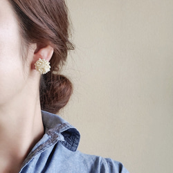 雙向耳環/耳環，帶珠子和藤條環，米白色/黑色 第5張的照片