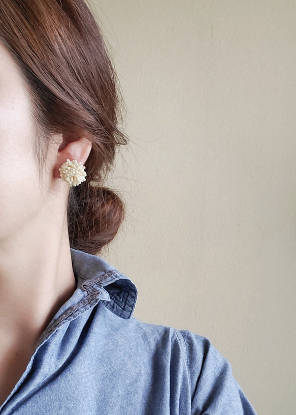 雙向耳環/耳環，帶珠子和藤條環，米白色/黑色 第5張的照片