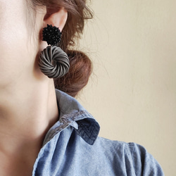 雙向耳環/耳環，帶珠子和藤條環，米白色/黑色 第6張的照片