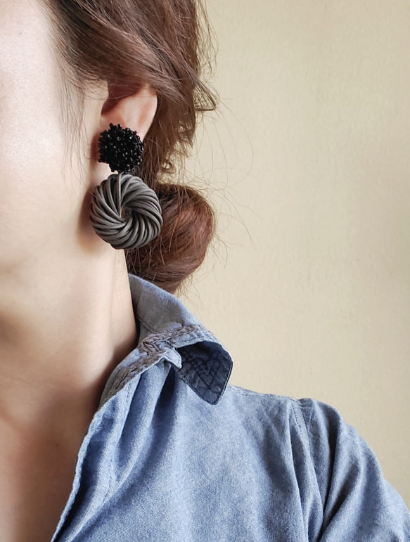 雙向耳環/耳環，帶珠子和藤條環，米白色/黑色 第6張的照片