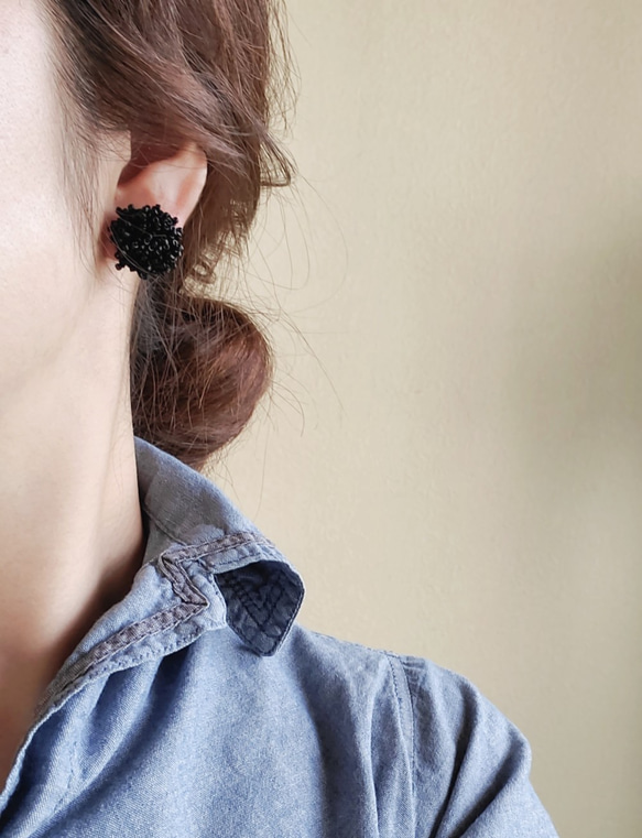 雙向耳環/耳環，帶珠子和藤條環，米白色/黑色 第7張的照片