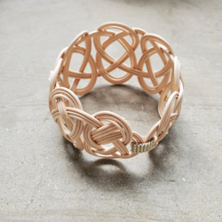 “Brilliant opportunity” 藤製鏤空手鐲 灰白色 第1張的照片