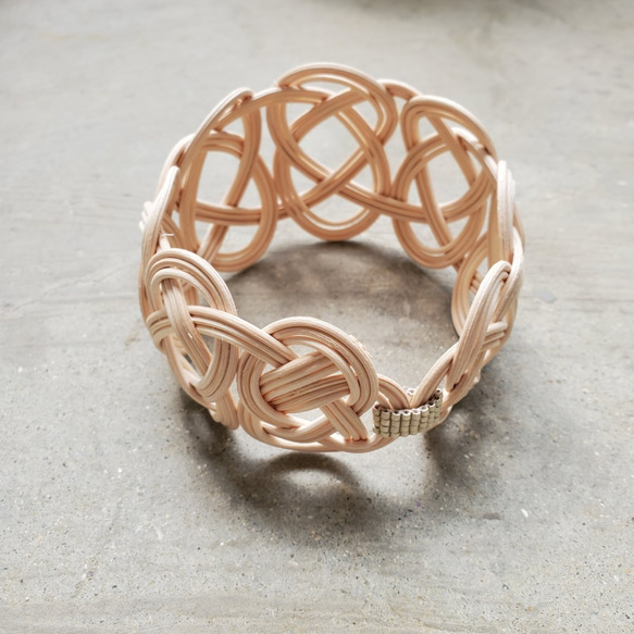 “Brilliant opportunity” 藤製鏤空手鐲 灰白色 第1張的照片