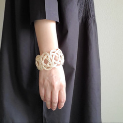 “Brilliant opportunity” 藤製鏤空手鐲 灰白色 第2張的照片