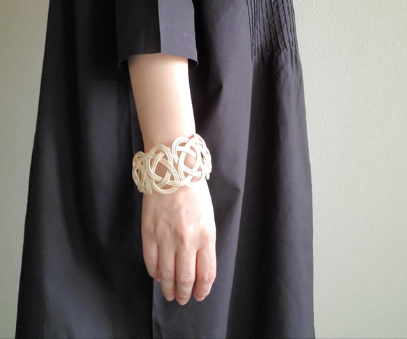 “Brilliant opportunity” 藤製鏤空手鐲 灰白色 第2張的照片