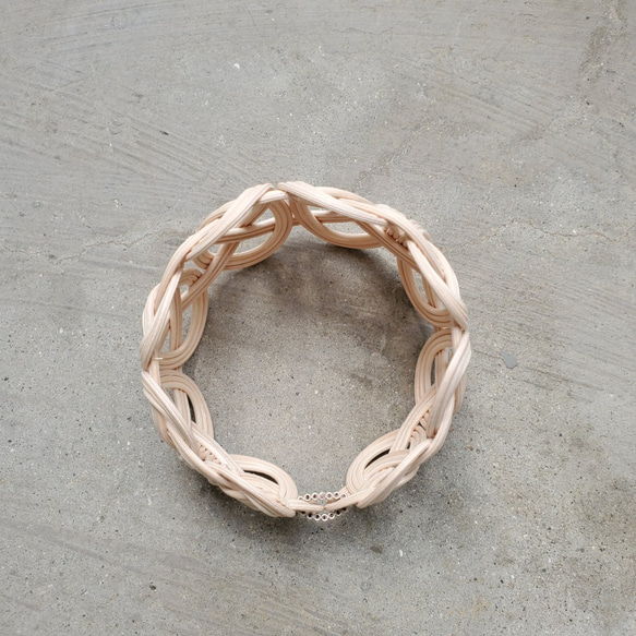 “Brilliant opportunity” 藤製鏤空手鐲 灰白色 第4張的照片