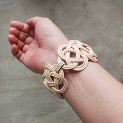 “Brilliant opportunity” 藤製鏤空手鐲 灰白色 第3張的照片