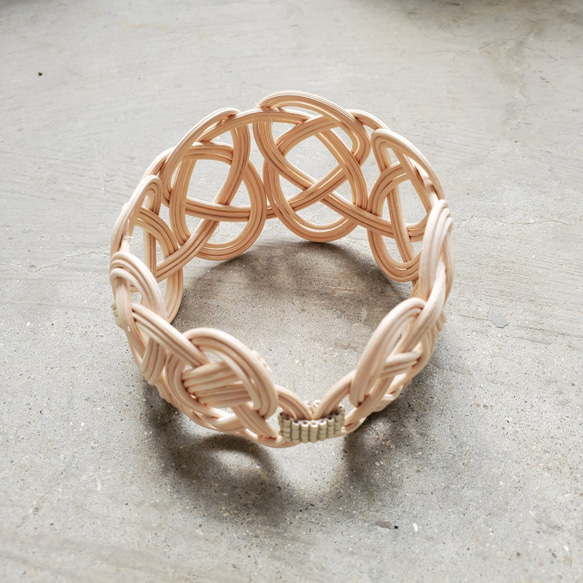 “Brilliant opportunity” 藤製鏤空手鐲 灰白色 第5張的照片