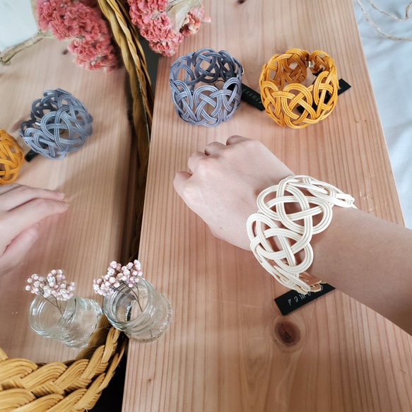 “Brilliant opportunity” 藤製鏤空手鐲 灰白色 第6張的照片