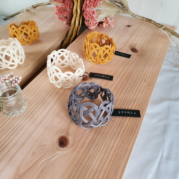 “Brilliant opportunity” 藤製鏤空手鐲 灰白色 第7張的照片