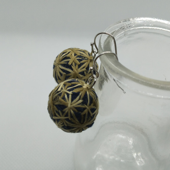 ❰只今値下げ中です ¥ 3800→¥1800❱草木染め絹糸小毬ピアス〜麻柄〜 4枚目の画像