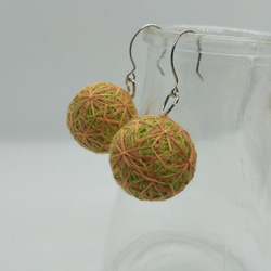 ❰最終値下げ中¥ 3800→¥1100❱草木染め絹糸小毬ピアス〜麻柄〜 1枚目の画像