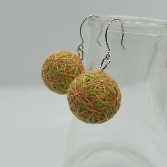 ❰最終値下げ中¥ 3800→¥1100❱草木染め絹糸小毬ピアス〜麻柄〜 1枚目の画像