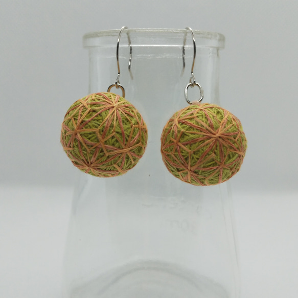 ❰最終値下げ中¥ 3800→¥1100❱草木染め絹糸小毬ピアス〜麻柄〜 2枚目の画像