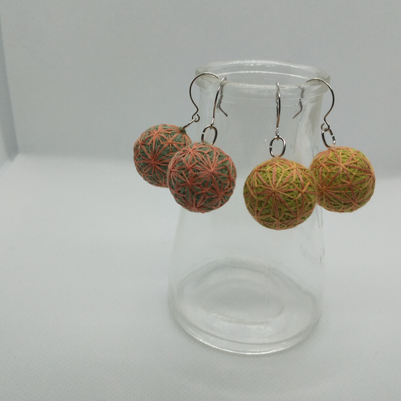 ❰最終値下げ中¥ 3800→¥1100❱草木染め絹糸小毬ピアス〜麻柄〜 3枚目の画像