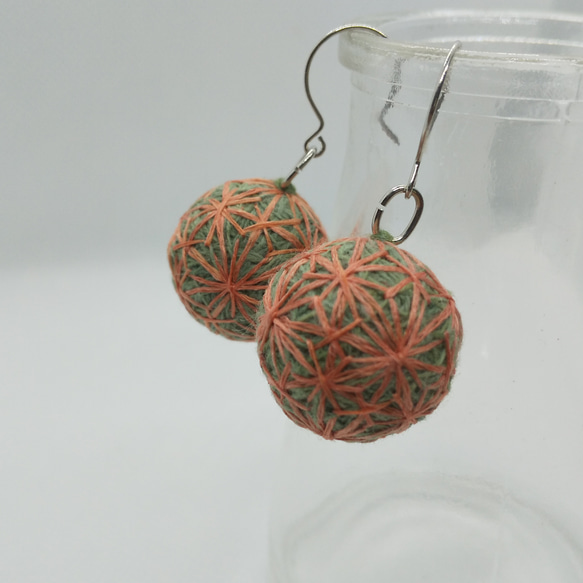 ❰最終値下げ中¥ 3800→¥1100❱草木染め絹糸小毬ピアス〜麻柄〜 1枚目の画像