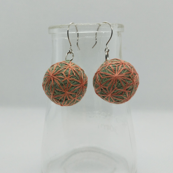 ❰最終値下げ中¥ 3800→¥1100❱草木染め絹糸小毬ピアス〜麻柄〜 2枚目の画像