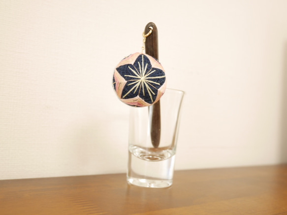 草木染め小毬の根付〜梅のかほり〜 1枚目の画像