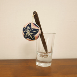 草木染め小毬の根付〜梅のかほり〜 2枚目の画像