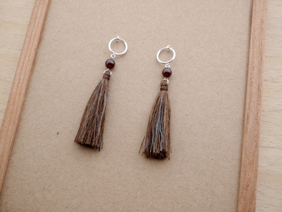 草木染め絹糸タッセルイヤリング　天然石　ガーネット 1枚目の画像