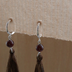 草木染め絹糸タッセルイヤリング　天然石　ガーネット 2枚目の画像