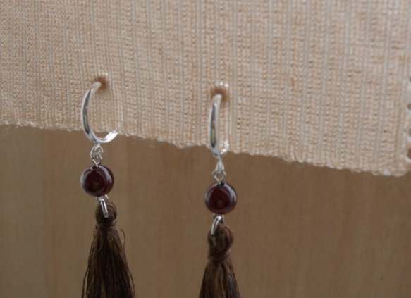 草木染め絹糸タッセルイヤリング　天然石　ガーネット 2枚目の画像