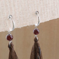 草木染め絹糸タッセルイヤリング　天然石　ガーネット 3枚目の画像
