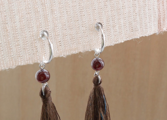 草木染め絹糸タッセルイヤリング　天然石　ガーネット 3枚目の画像