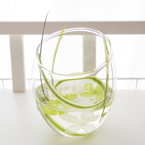 人工水とグリーンのグラス 3枚目の画像