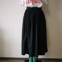 ハーフリネンのセミロングスカート(ブラック) 2枚目の画像