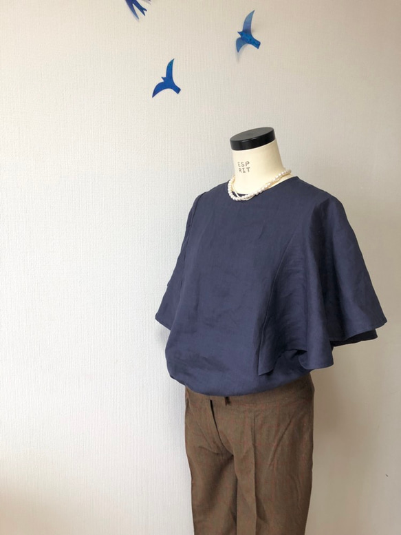 フレンチリネンのフリル袖トップス(くすみネイビー) 2枚目の画像