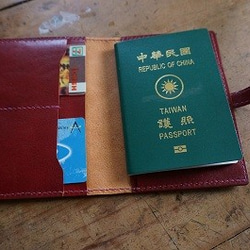 革のパスポートホルダー手作りのイタリア野菜なめし革のパスポートセットレザー赤ワイン 3枚目の画像