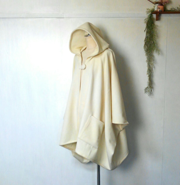 冬の新作 白のポンチョ ～ 良質生地 コート ジャケット ケープ マント
